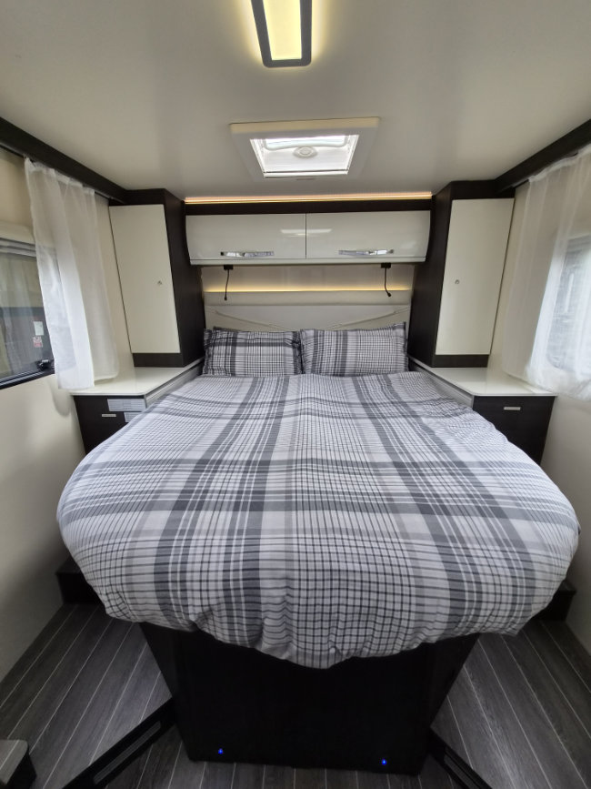 Zefiro 696 Island Double bed