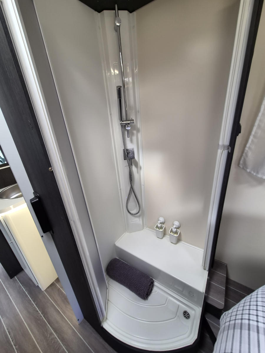 Zefiro 696 separate shower